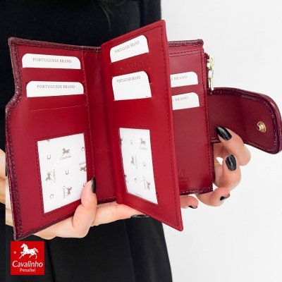 Carteira feminina vermelha em couro com múltiplos compartimentos e logo Cavalinho Penafiel