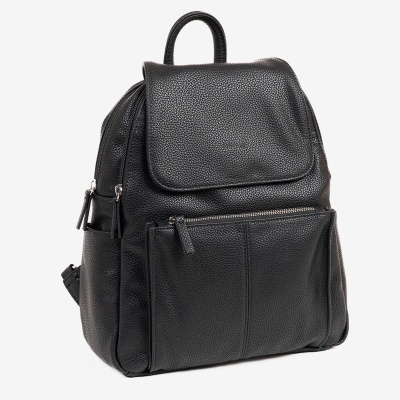 Mochila preta sintética com bolso frontal e alças ajustáveis