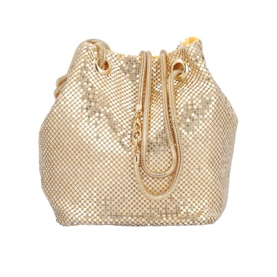 Mala de saco dourada metálica com fecho em cordão sobre fundo branco