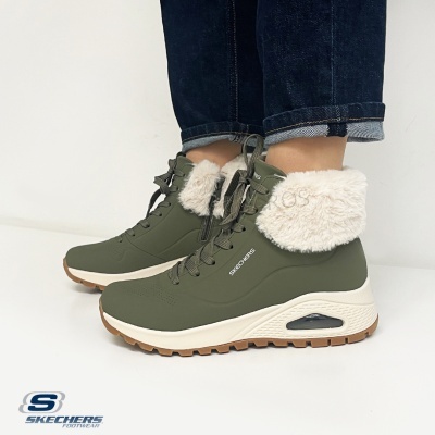 Botas Skechers verdes com detalhe de pelo branco e sola branca e castanha