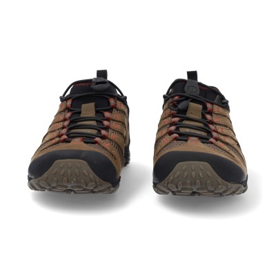 Par de sapatos outdoor castanhos e pretos com cordões elásticos e sola antiderrapante