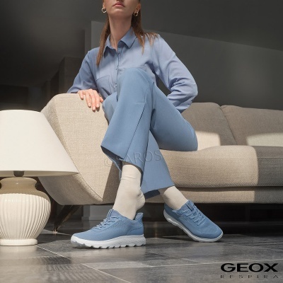 Sapatos desportivos femininos Geox azuis com sola branca em interiores
