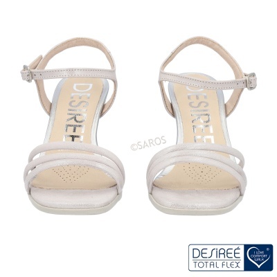 Sandálias femininas bege claro com tiras finas e fivela