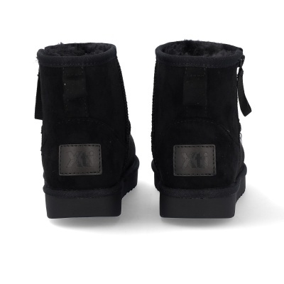 Botas pretas de cano curto em camurça com forro de pelo.