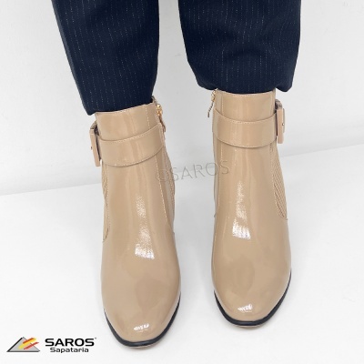 Botas bege verniz com fivela e salto médio