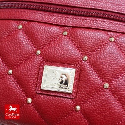 Mala vermelha em couro com tachas douradas e placa metálica Cavalinho