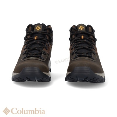 Botas Columbia castanhas com cadarços pretos e logo dourado, vista frontal