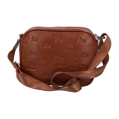 Bolsa de ombro castanha em material tipo pele com padrões em relevo e alça ajustável larga