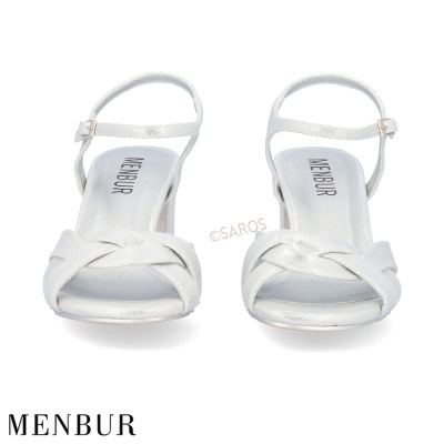 Sandálias brancas de senhora com tiras cruzadas e salto médio