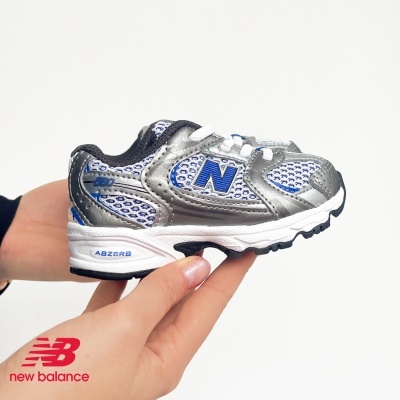 Ténis infantis New Balance prateado, azul e branco com logótipo N e sola ABZORB