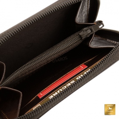 Carteira castanha de pele com fecho de correr e etiqueta 'WILD SECURE'