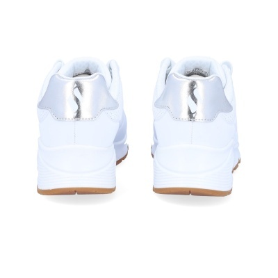 Ténis brancos com sola castanha e detalhe prateado, vista traseira