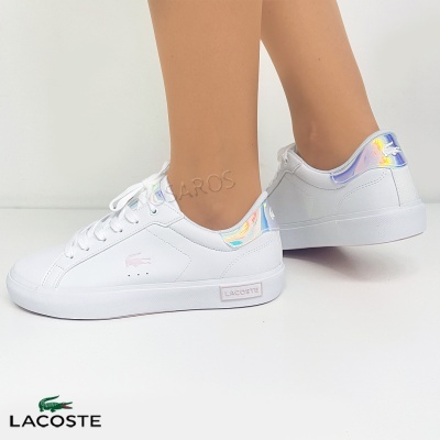 Ténis Lacoste brancos com detalhe holográfico prateado no calcanhar