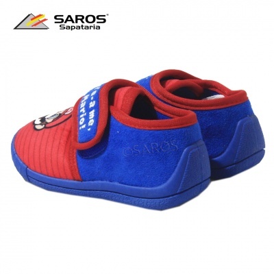 Pantufas infantis azuis e vermelhas da SAROS Sapataria com texto e figura animada na aba