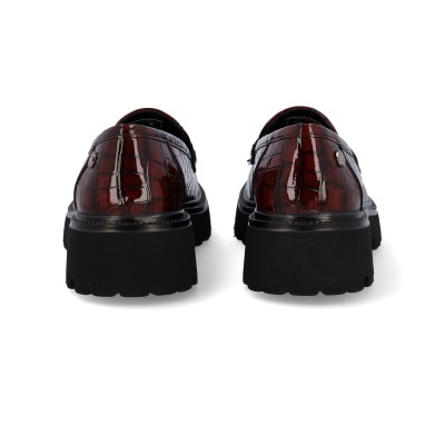 Sapatos tipo mocassim castanhos com padrão crocodilo e sola preta vista traseira