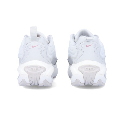 Ténis brancos Nike vistos de trás com detalhes rosas e soleiras espessas