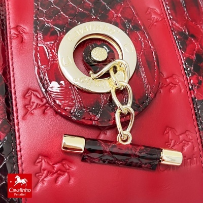 Bolsa vermelha detalhes padrão pele de cobra com fecho dourado Cavalinho e pingente barra dourado