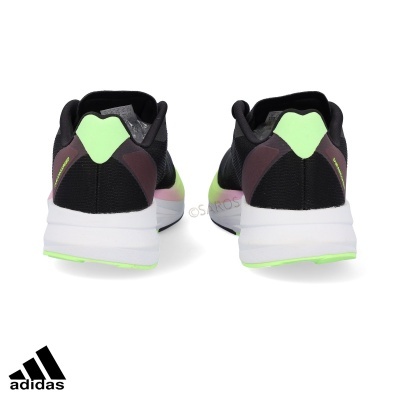 Ténis Adidas pretos com detalhes verdes e rosa vistos de trás