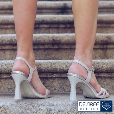 Sandálias de salto alto bege com tiras finas e fivela, vistas de trás em escadas de pedra