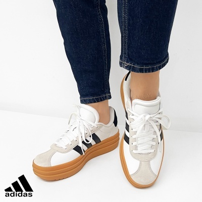 Ténis Adidas brancos com riscas pretas e sola caramelo