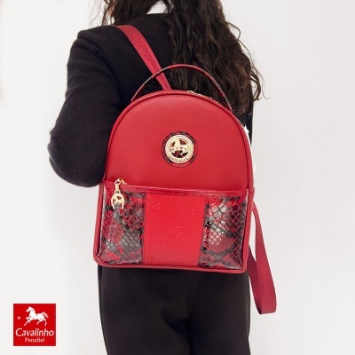 Mochila vermelha com padrão pele de cobra e detalhes dourados