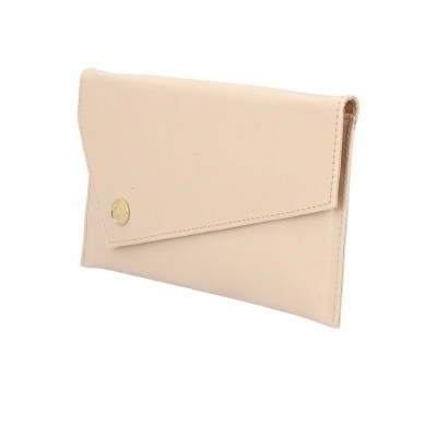 Carteira envelope bege com fecho botão dourado