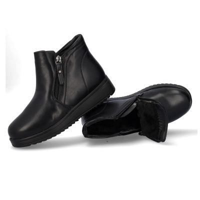 Botas pretas de pele com fecho de correr e interior forrado peludo