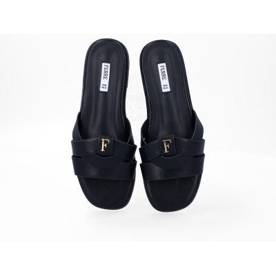 Chinelos pretos da marca FERRÉ com tira dupla e detalhe em metal