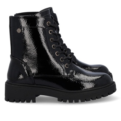 Botas pretas verniz com atacadores e sola grossa preta