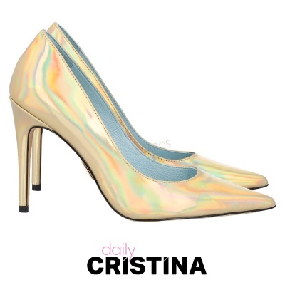 Sapatos de salto alto iridescentes femininos com ponta fina em fundo branco