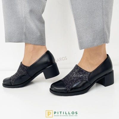 Sapatos pretos de salto médio com padrão animal cinza escuro.