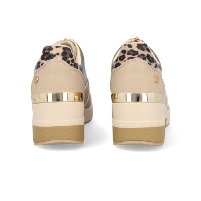 Ténis femininos bege com padrão de pele de leopardo e detalhe dourado