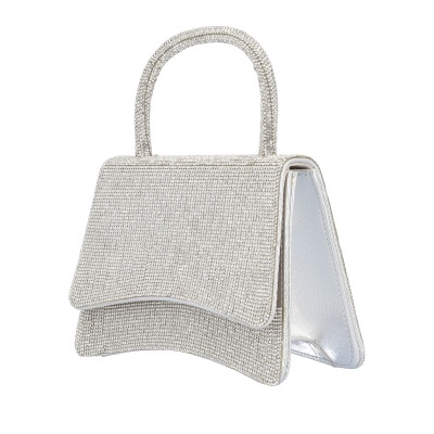 Mala de mão feminina prateada com brilho e textura metálica