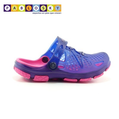 Sapato infantil roxo e rosa tipo clogs com fivela ajustável