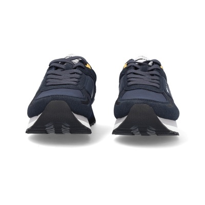 Ténis desportivos azul escuro com atacadores pretos e solado branco vistos de frente