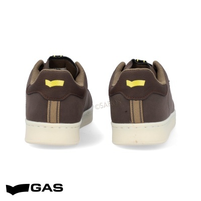 Ténis castanhos GAS com detalhes amarelos e sola branca vistos de trás