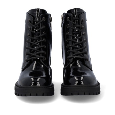 Botas pretas de verniz com atacadores pretos e sola robusta