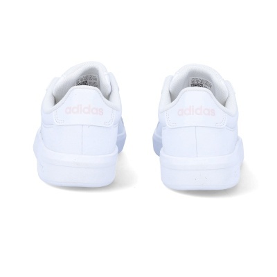 Ténis brancos Adidas vista traseira com logotipo rosa