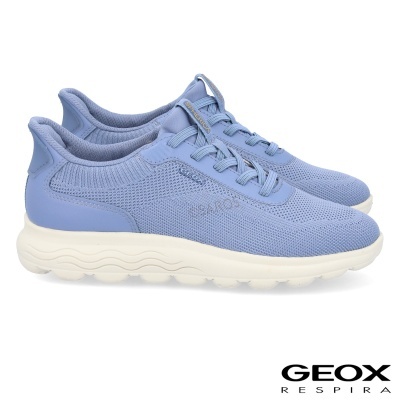 Sapatilhas azuis de malha com sola branca ondulada