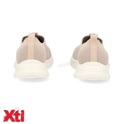 Ténis de tecido bege com sola branca vistos de trás