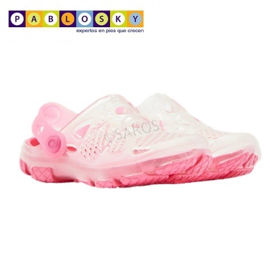 Sandálias infantis Pablosky rosa e transparentes em material plástico com sola rosa antiderrapante.