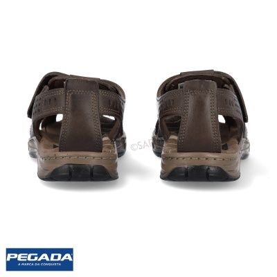 Sandálias masculinas castanhas vistas de trás em fundo branco