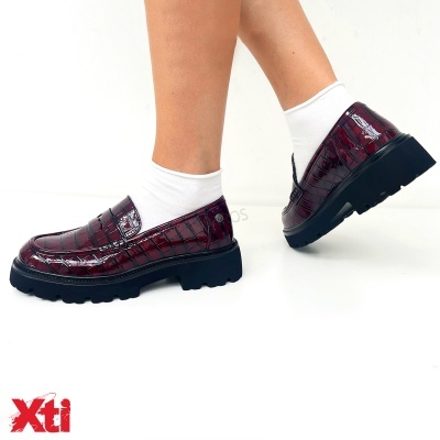 Sapatos mocassim bordô com padrão croco e sola preta