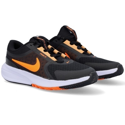 Ténis de corrida Nike preto e laranja com sola branca