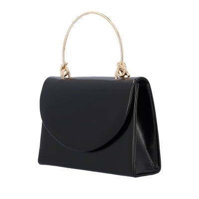 Mala de mão preta com alça dourada e fundo branco