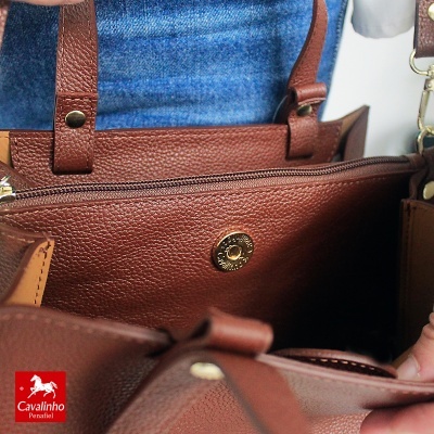 Mala castanha em pele com fecho metálico e textura granulada