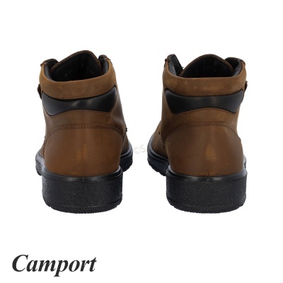 Botas marrons e pretas vistas de trás com sola preta e o texto 'Camport'