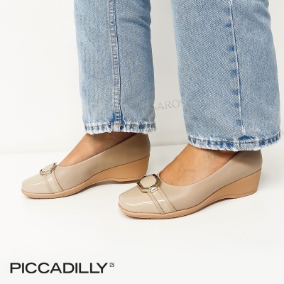 Sapatos de cunha bege PICCADILLY com detalhe metálico, usados com jeans