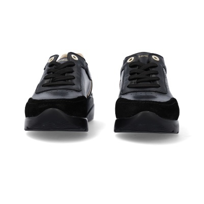 Sapatilhas pretas com acabamento em camurça e detalhe 'London' na língua.