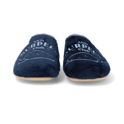 Chinelos felpudos azuis escuros com texto branco e ilustração de hambúrguer